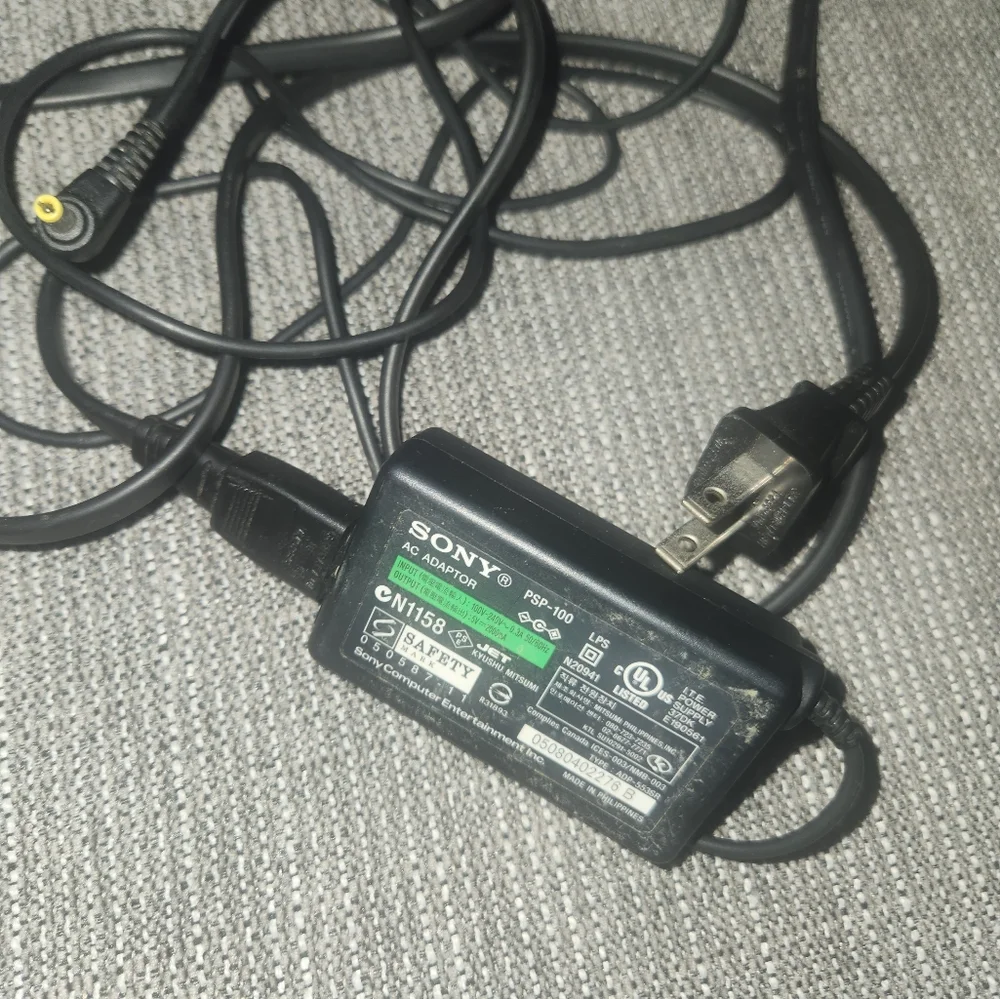 ORIGINAL SONY PSP 100 CHARGER